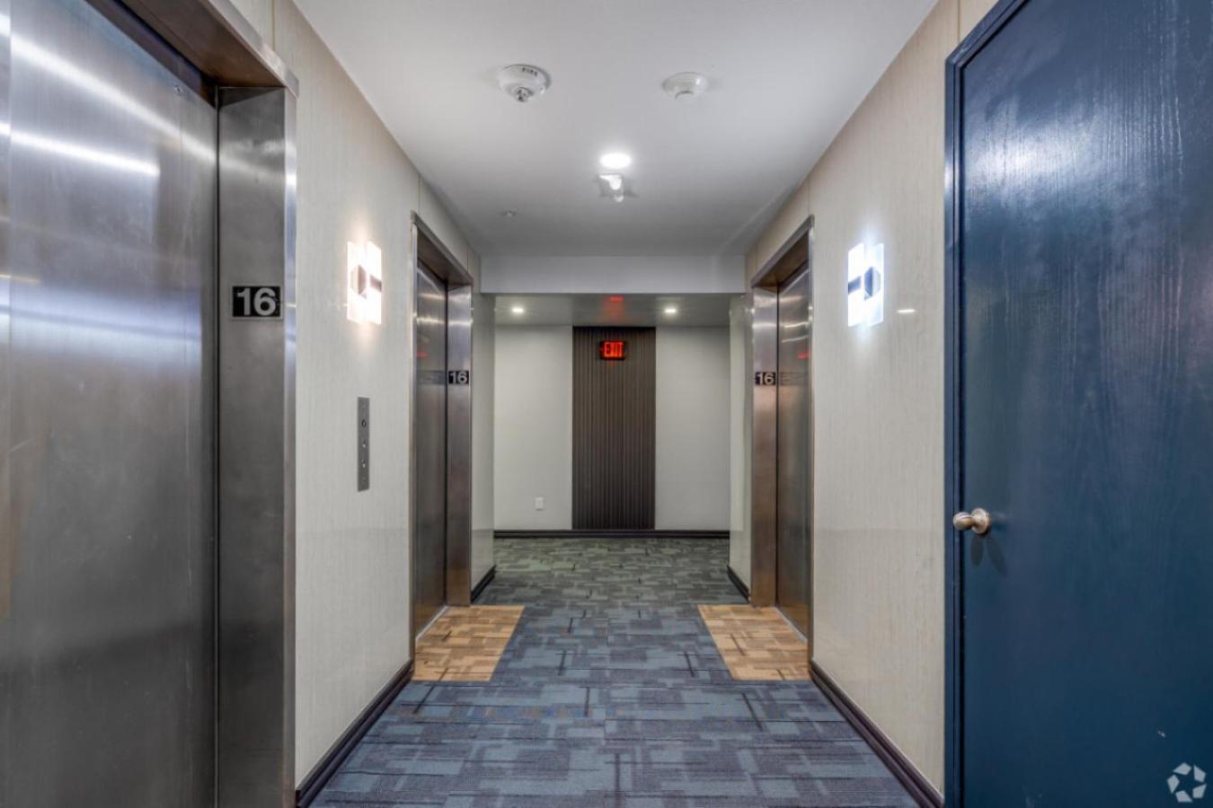 Reese Tower Aparthotel Tulsa Bagian luar foto